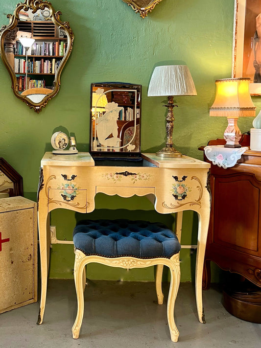 Coiffeuse style Louis XV peinte avec miroir et tabouret, XXe siècle