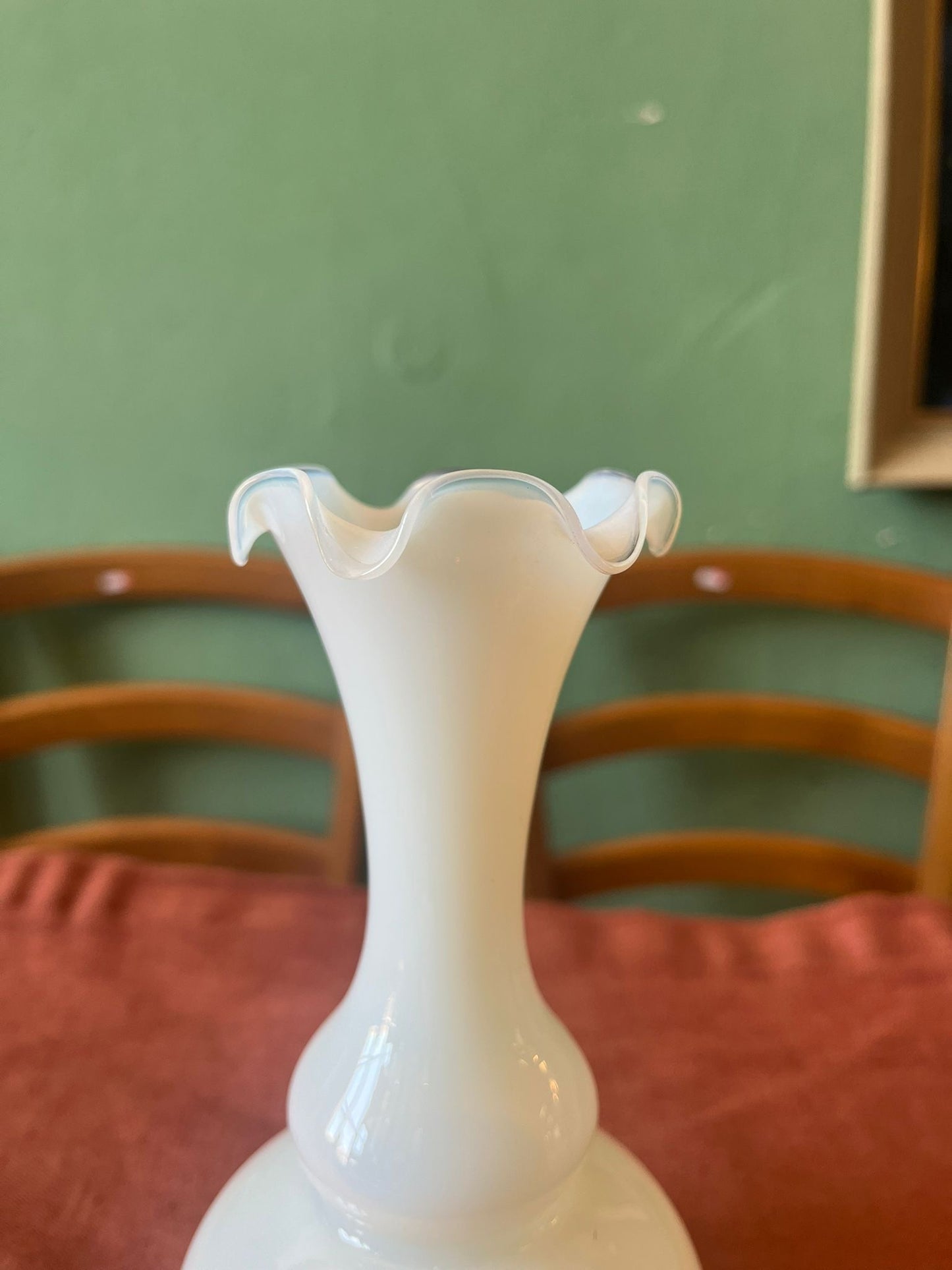 Vase en verre opalin blanc col ondulé