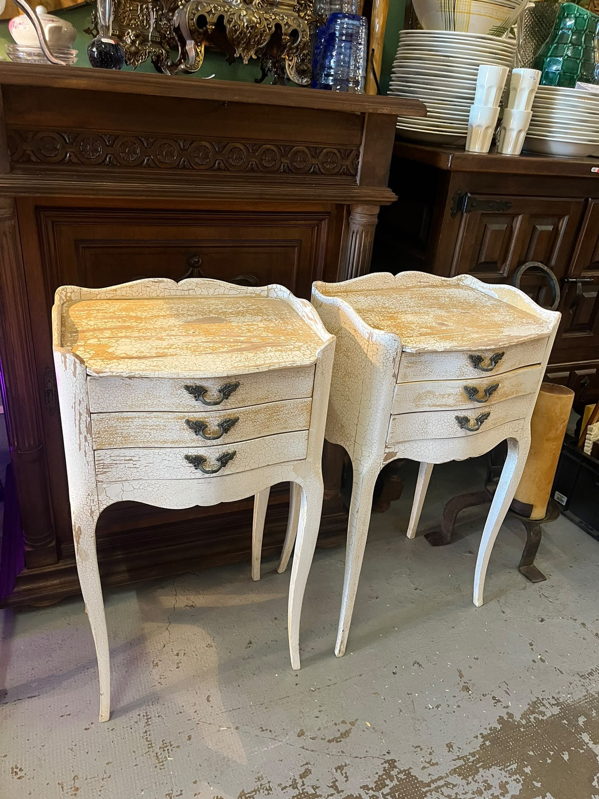 Paire de chevets style Louis XV patinés – 3 tiroirs