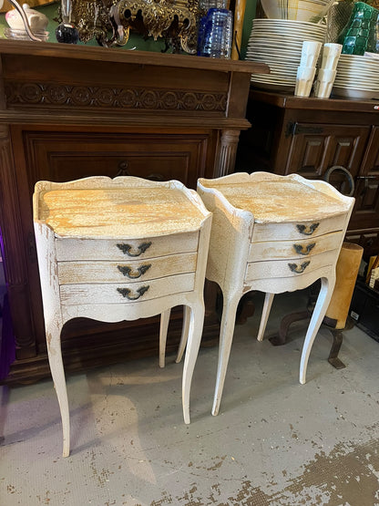 Paire de chevets style Louis XV patinés – 3 tiroirs
