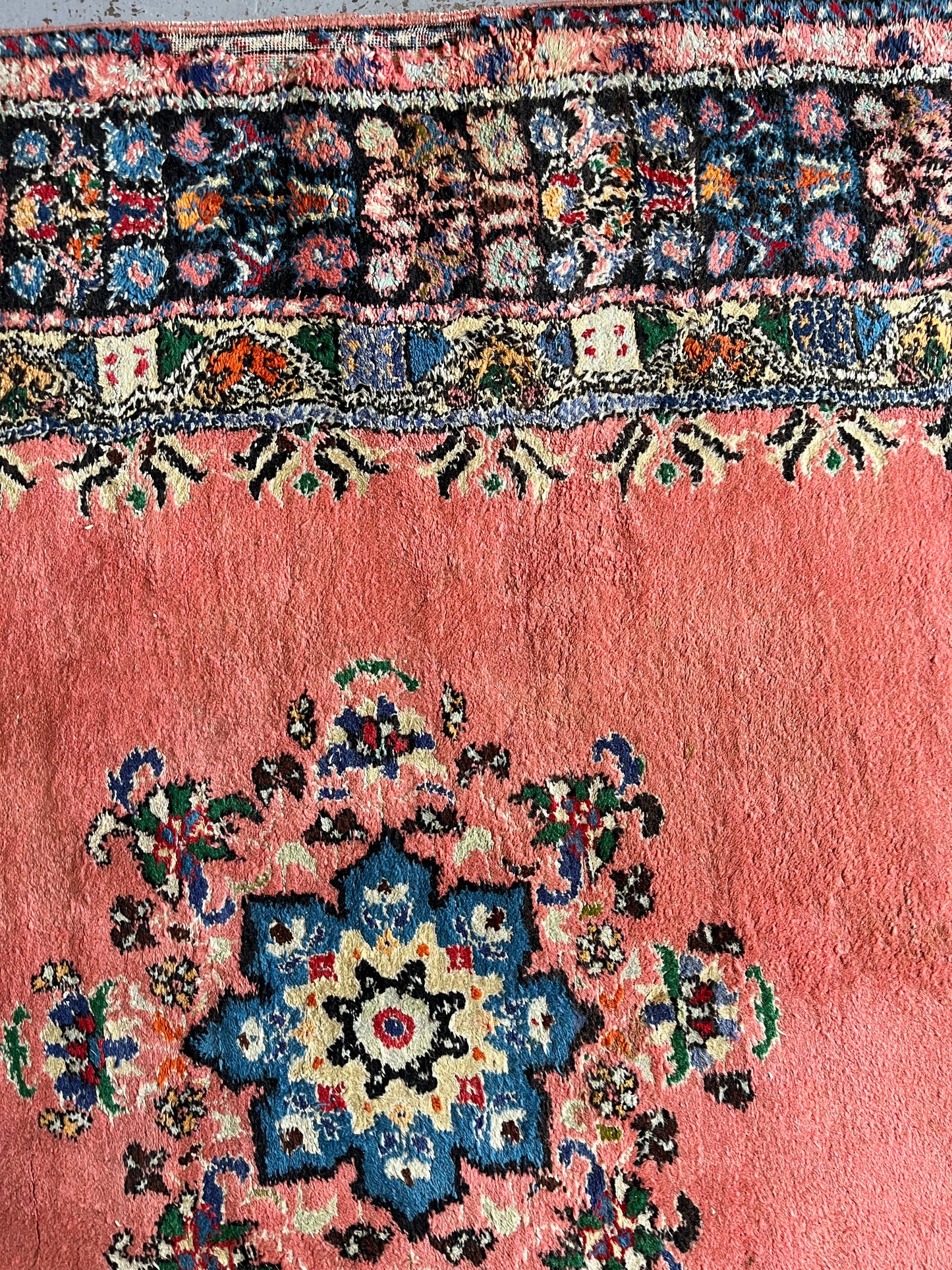 Grand tapis marocain ancien noué main en laine rose 305 x 206 cm