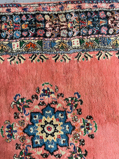 Grand tapis marocain ancien noué main en laine rose 305 x 206 cm