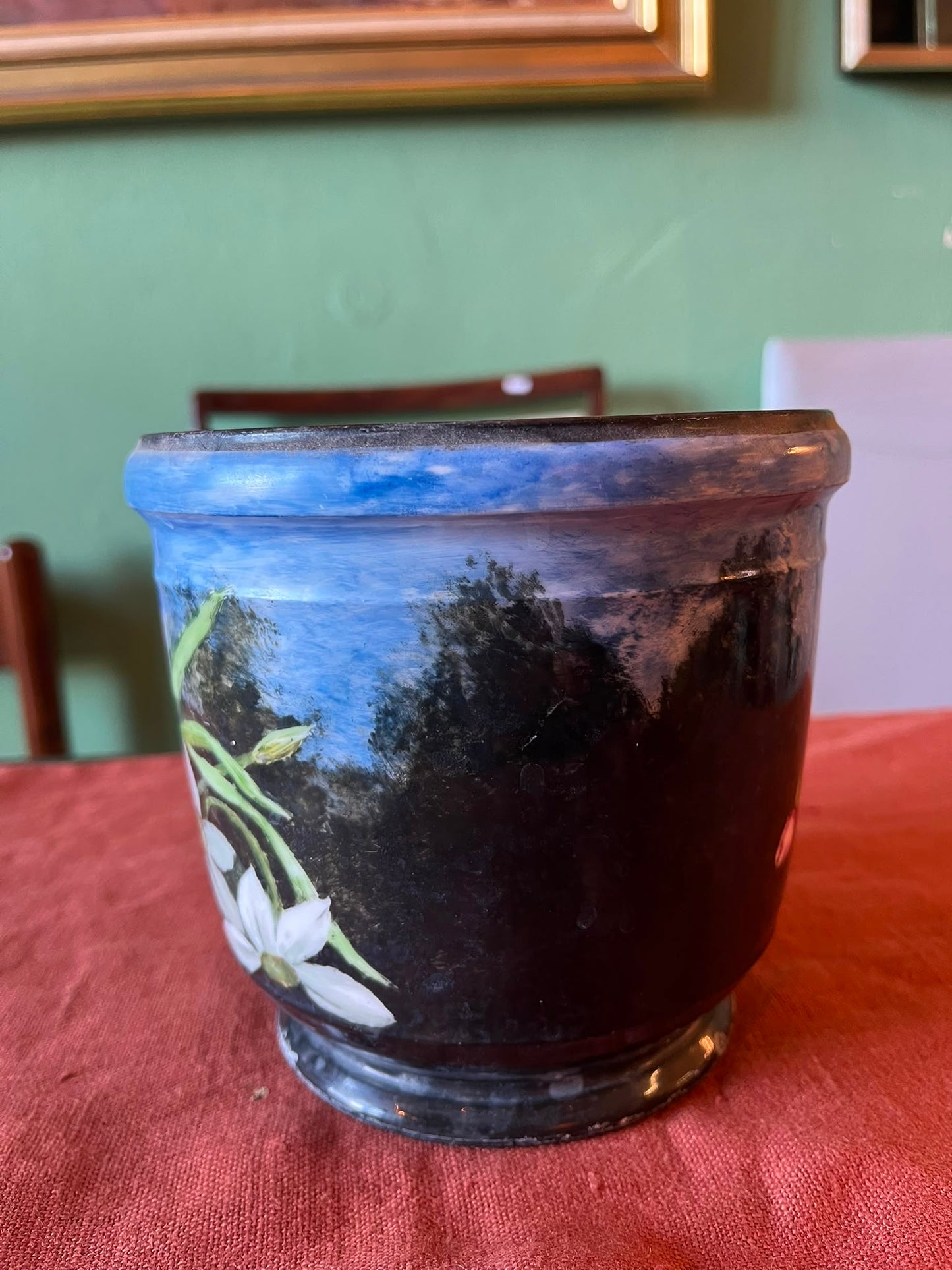 Cache-pot ancien en tôle émaillée noire à décor floral peint main