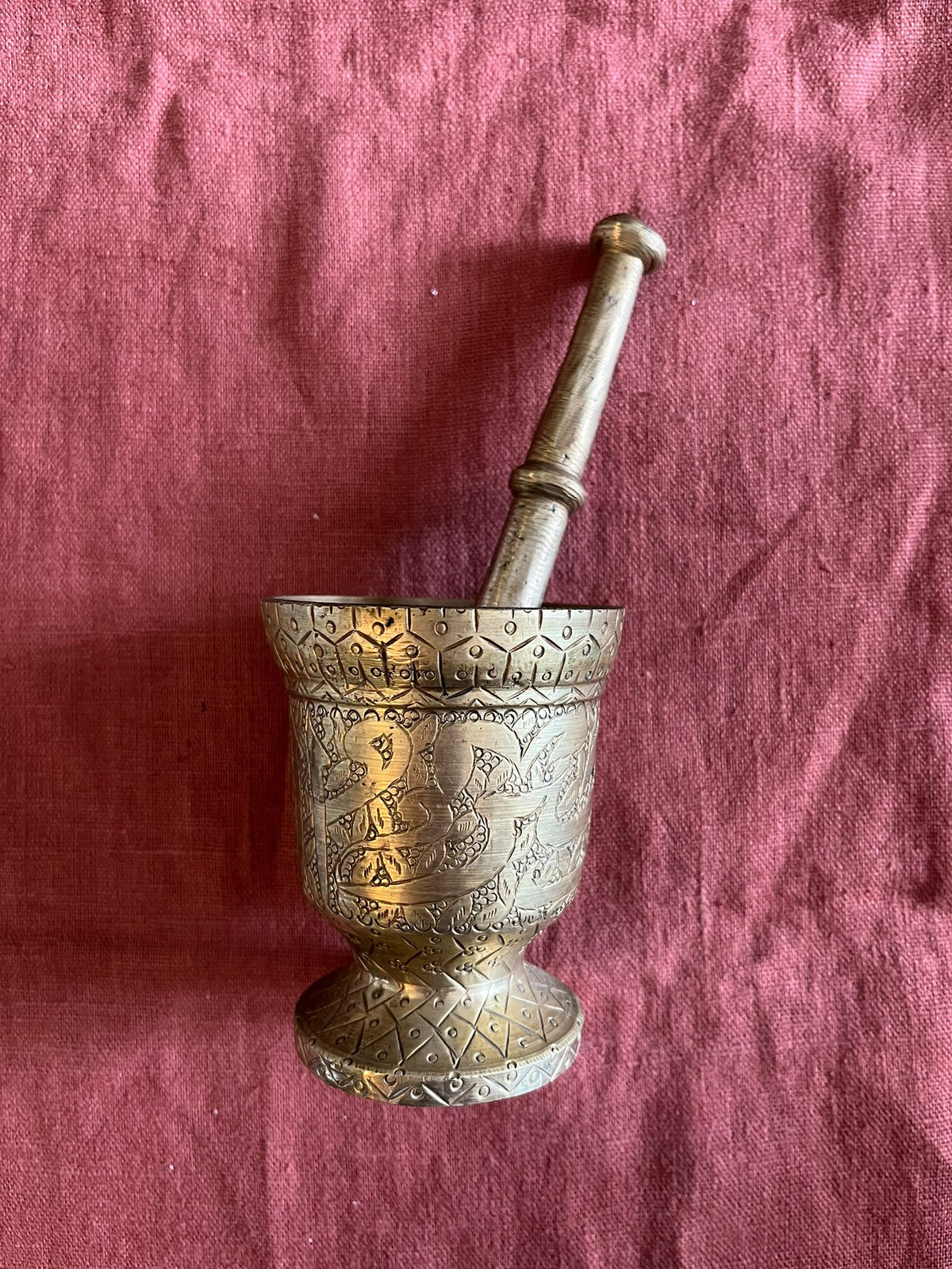 Mortier et pilon ancien en bronze gravé – décor oriental