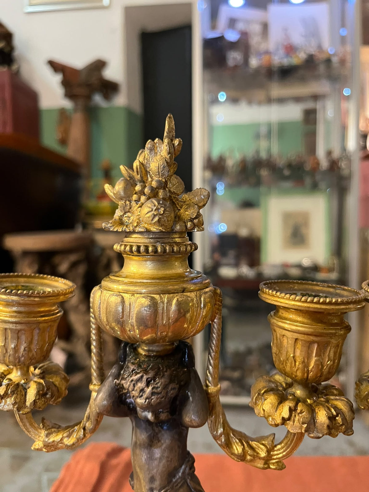 Paire de candélabres aux putti en bronze doré et patiné – UNIS FRANCE