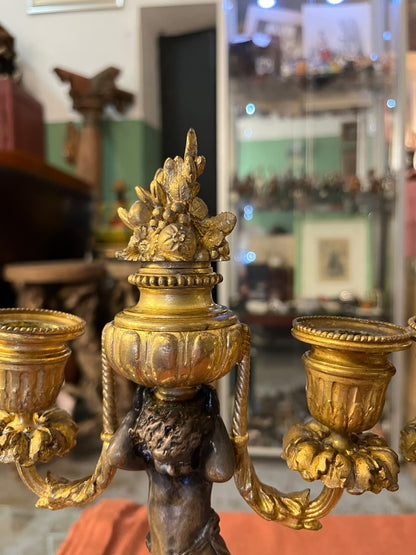 Paire de candélabres aux putti en bronze doré et patiné – UNIS FRANCE