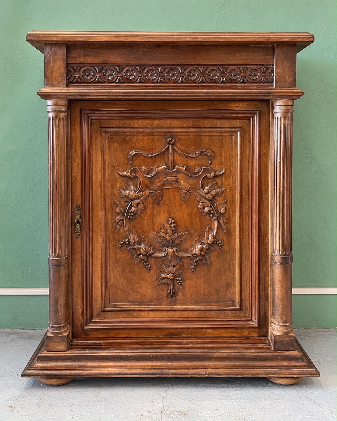 Meuble d’appoint ancien en noyer sculpté – fin XIXe siècle