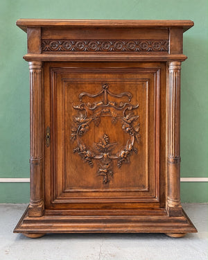 Meuble d’appoint ancien en noyer sculpté – fin XIXe siècle