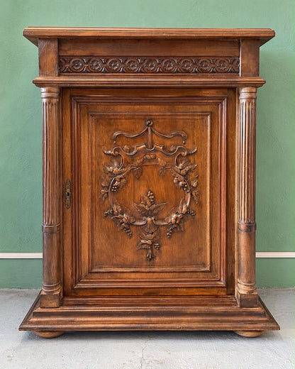 Meuble d’appoint ancien en noyer sculpté – fin XIXe siècle