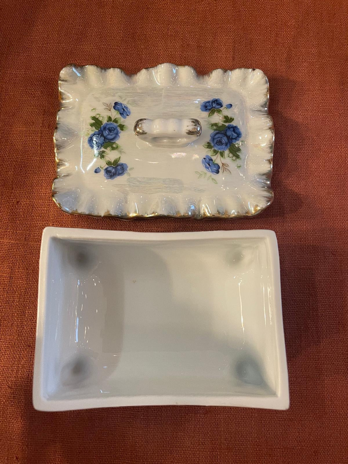 Beurrier couvert en porcelaine décor de roses bleues et dorures