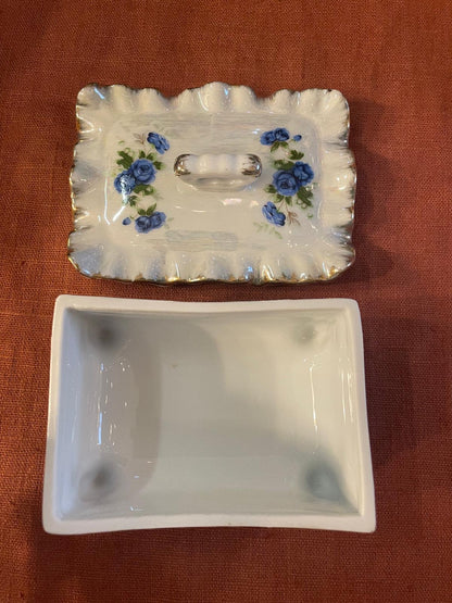 Beurrier couvert en porcelaine décor de roses bleues et dorures