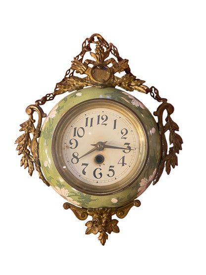 Pendule murale en faïence et métal doré – décor floral
