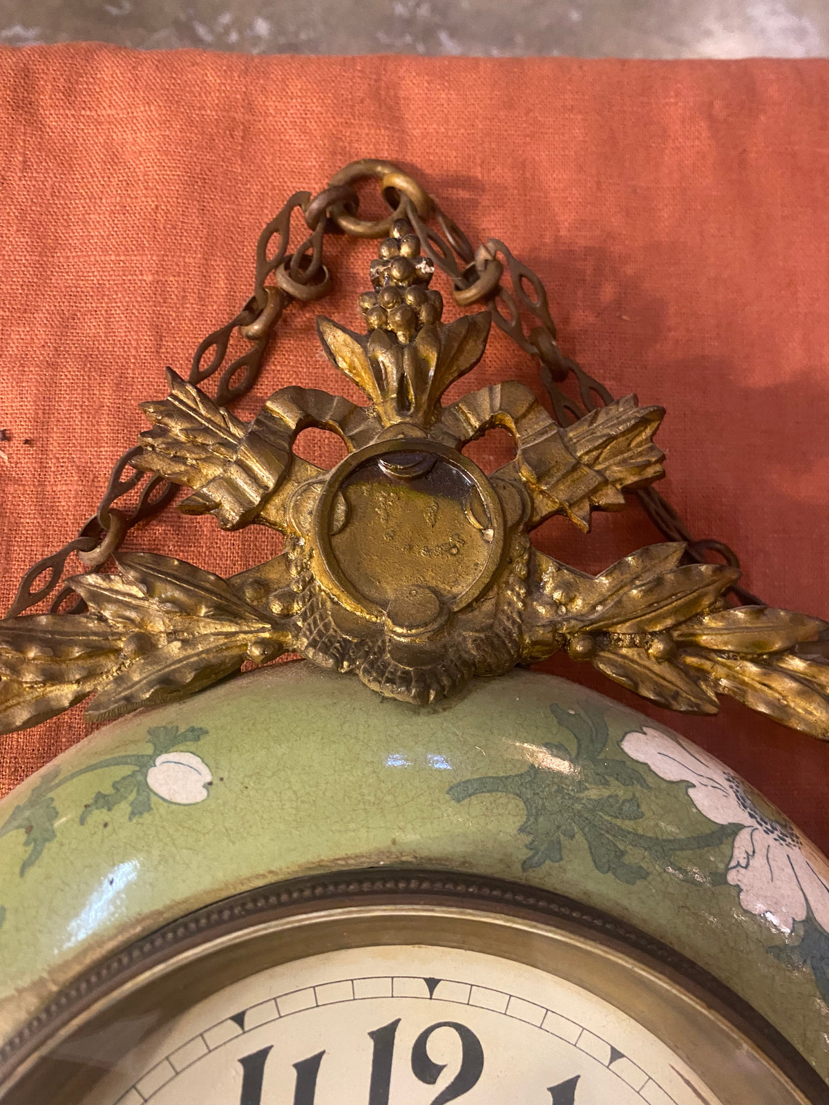 Pendule murale en faïence et métal doré – décor floral