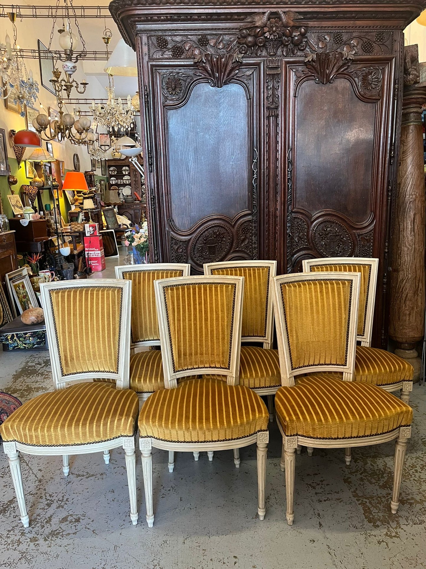 Suite de 6 chaises style Louis XVI en bois rechampi et velours rayé moutarde