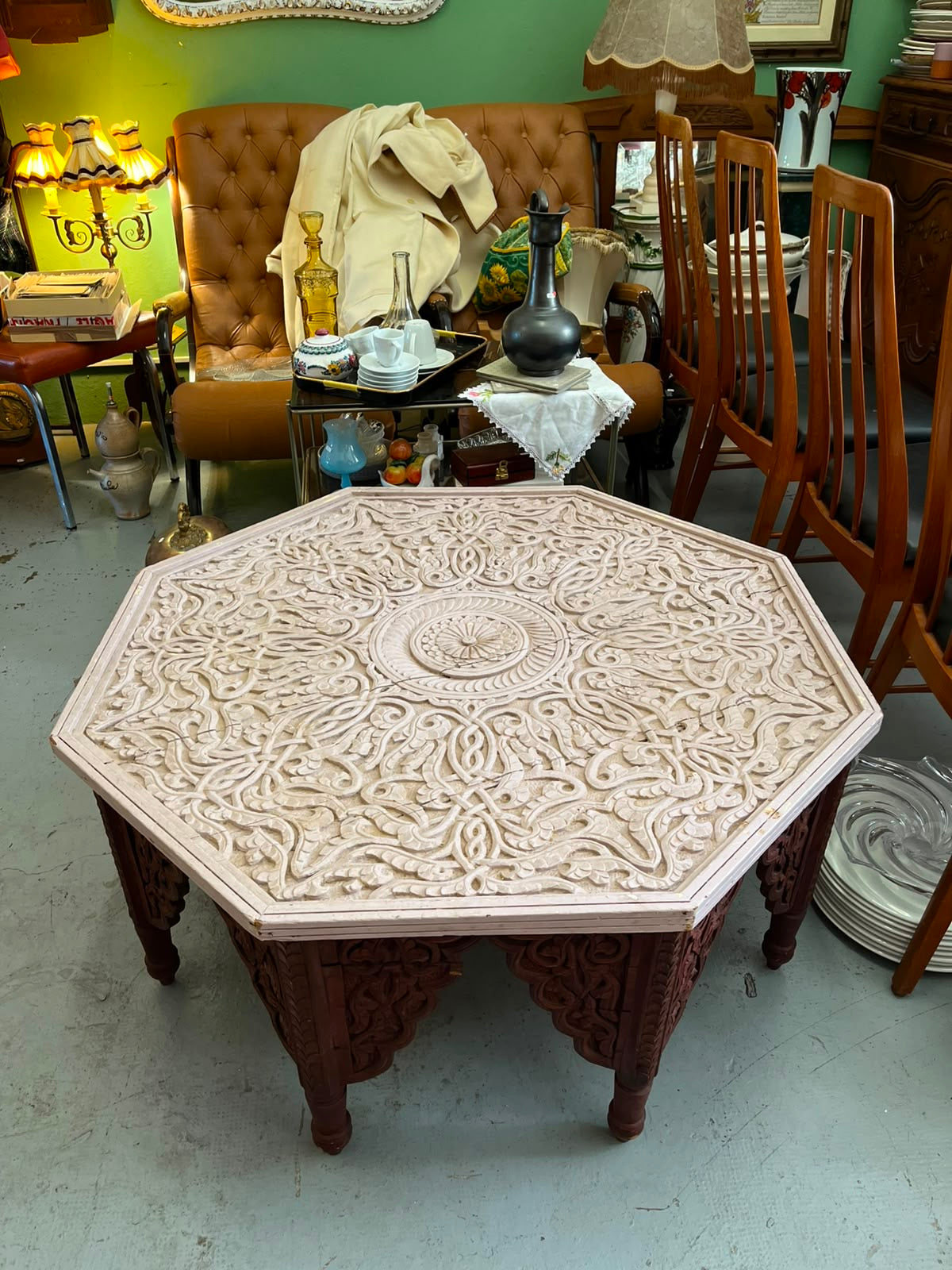 Table basse marocaine octogonale sculptée en bois – plateau décor géométrique