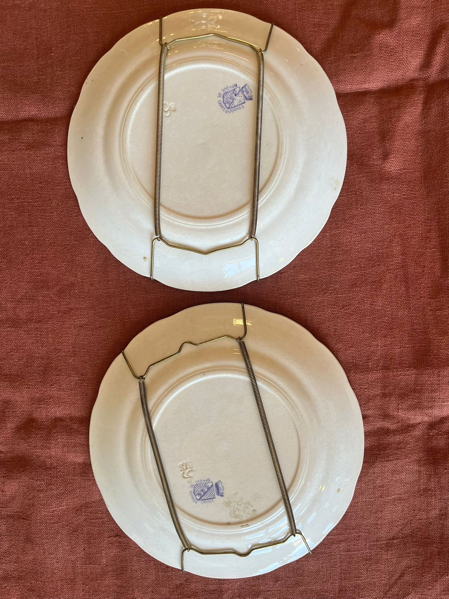 Paire d’assiettes anciennes terre de fer Opaque de Sarreguemines scènes d’enfants XIXe
