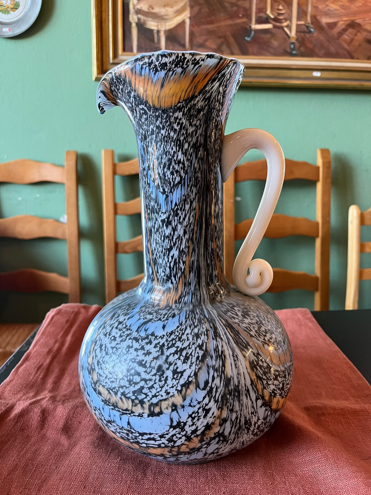 Grand pichet en verre soufflé multicolore à décor moucheté XXe