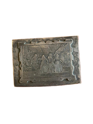 Boîte à bijoux ancienne en métal argenté gravé « Une fête au village »