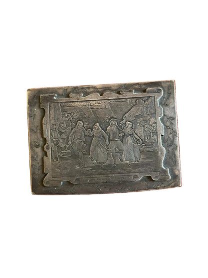 Boîte à bijoux ancienne en métal argenté gravé « Une fête au village »
