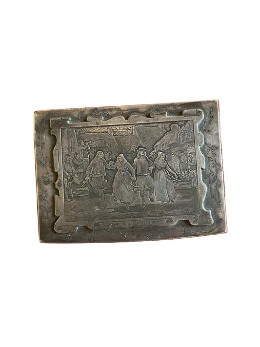 Boîte à bijoux ancienne en métal argenté gravé « Une fête au village »