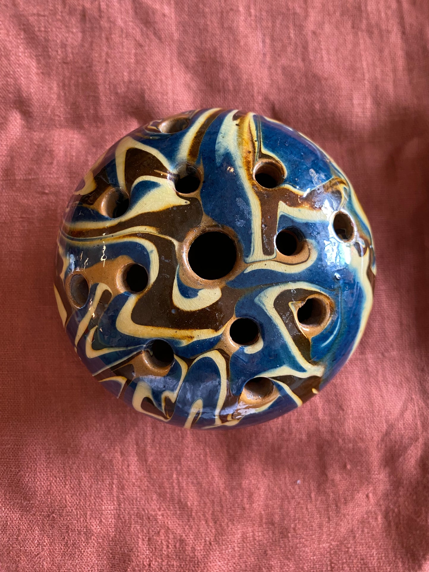 Pique-fleurs ancien en céramique émaillée décor flammé bleu brun crème