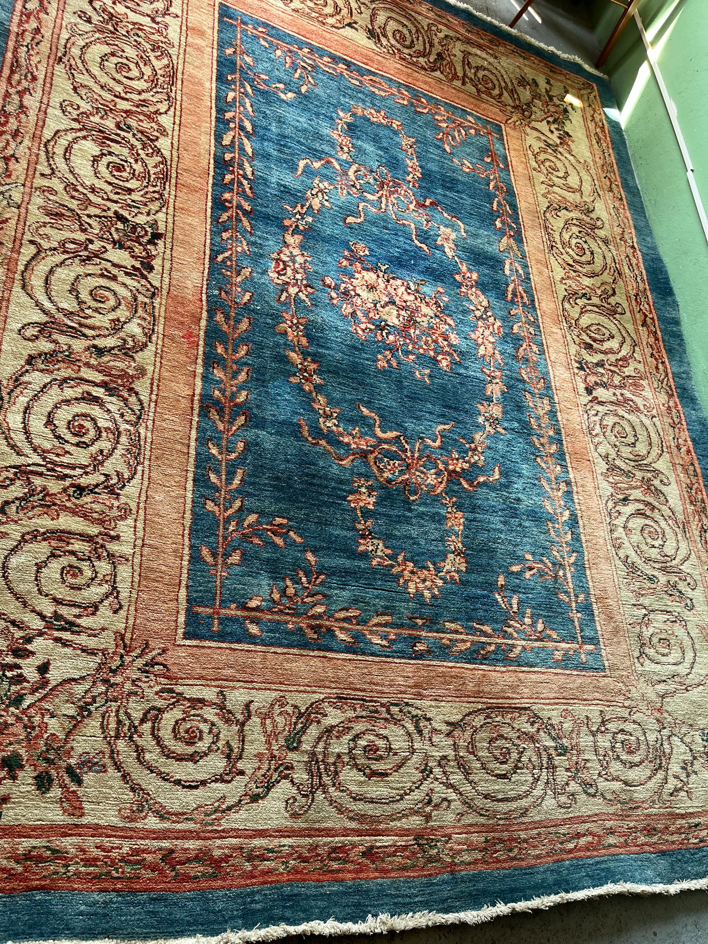 Grand tapis ancien en laine noué main décor floral bleu 294 x 225 cm
