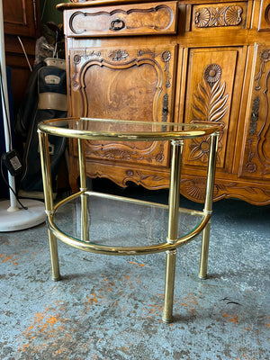 Table d’appoint demi-lune en laiton doré et verre fumé vintage 2 plateaux