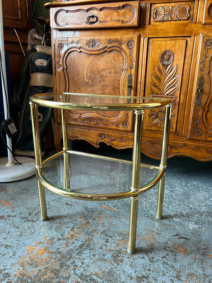 Table d’appoint demi-lune en laiton doré et verre fumé vintage 2 plateaux