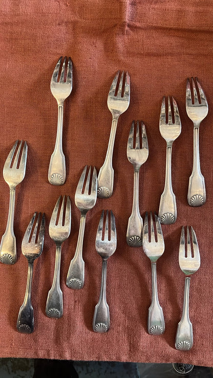 12 fourchettes à dessert métal argenté modèle coquille – 14 cm