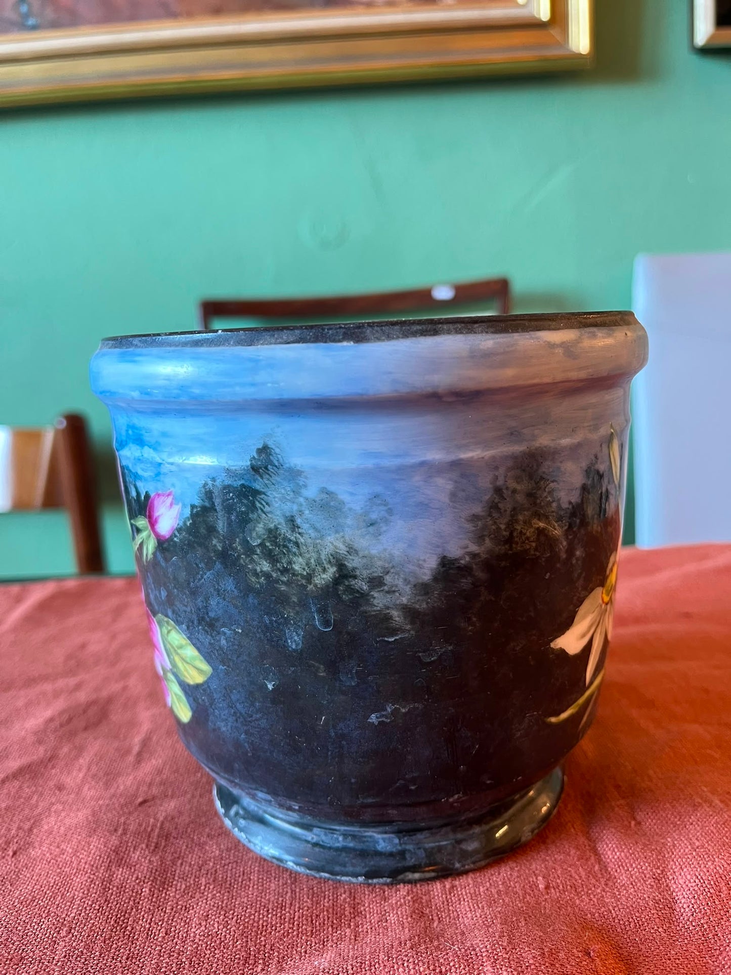 Cache-pot ancien en tôle émaillée noire à décor floral peint main