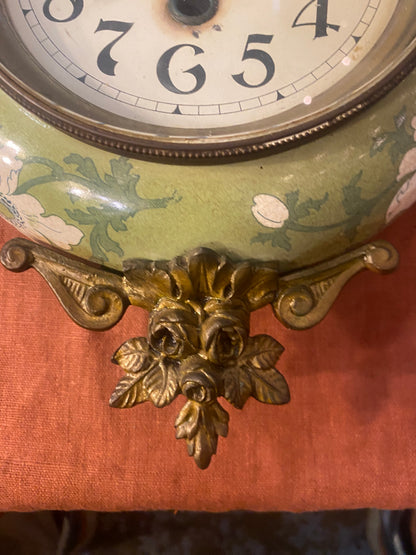 Pendule murale en faïence et métal doré – décor floral