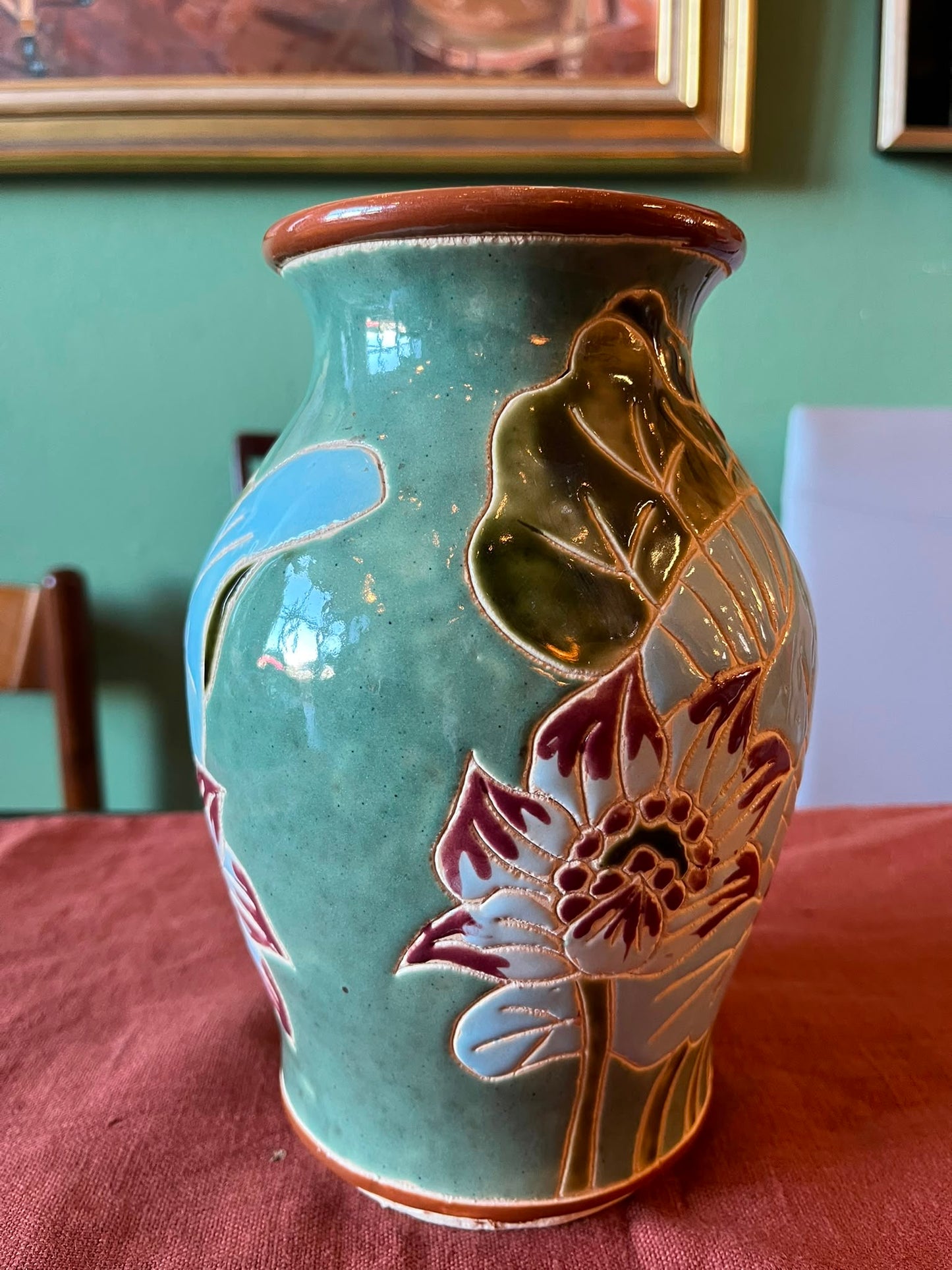 Vase en céramique émaillée à décor floral en relief vert et bleu