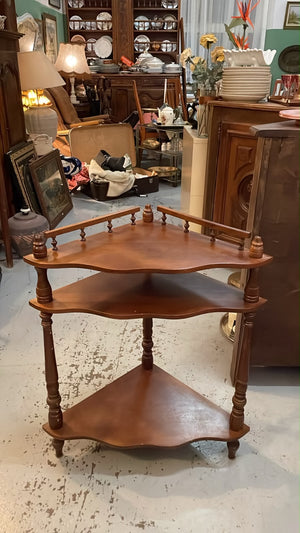Étagère d’angle vintage en bois à 3 niveaux – pieds tournés – 75 cm