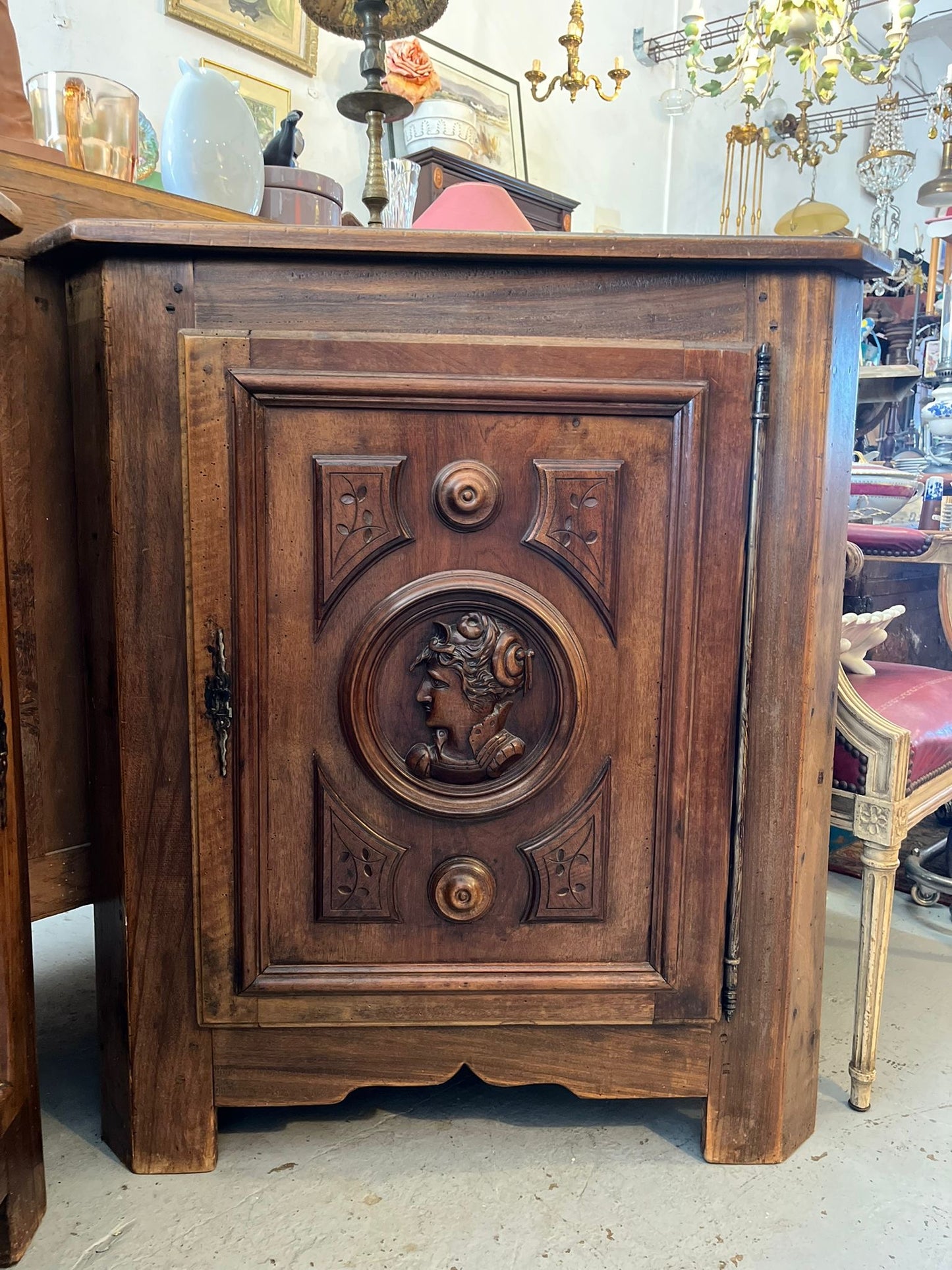 Paire d’encoignures d’angle style Renaissance en bois sculpté à médaillons