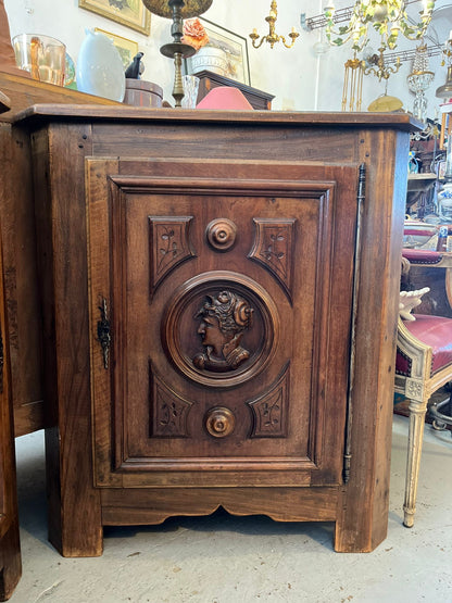 Paire d’encoignures d’angle style Renaissance en bois sculpté à médaillons