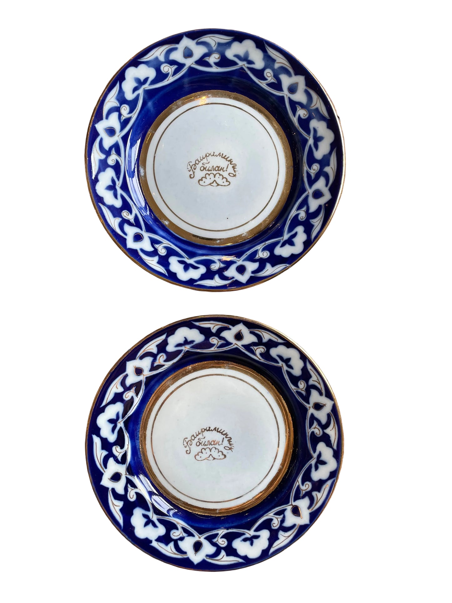 Paire de petites assiettes en porcelaine à décor bleu cobalt et blanc avec rehauts doré