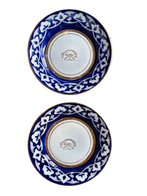 Paire de petites assiettes en porcelaine à décor bleu cobalt et blanc avec rehauts doré