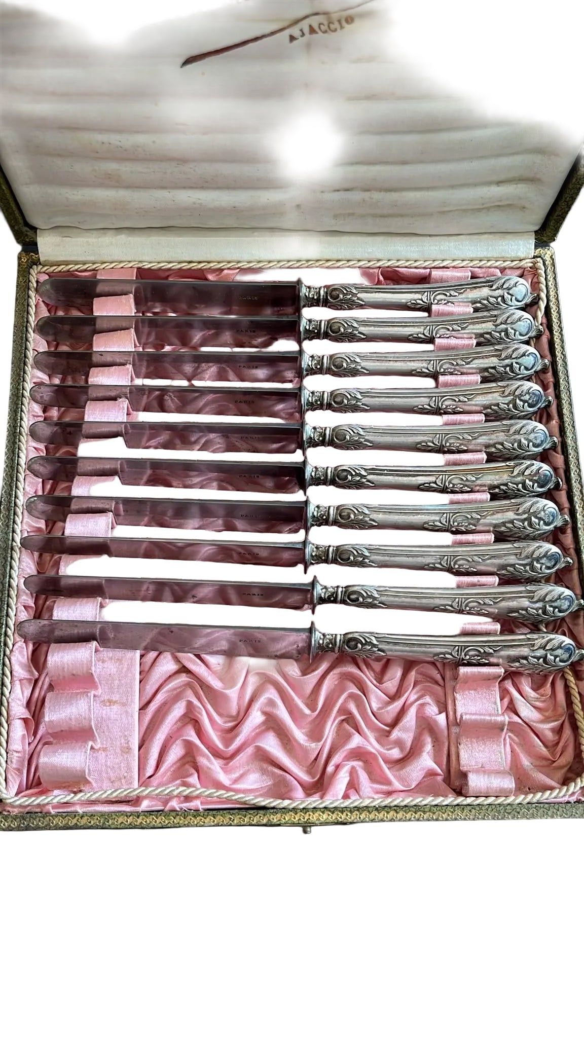 Coffret de 10 couteaux à dessert anciens, manches en argent décorés