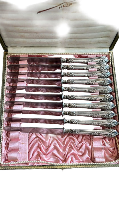 Coffret de 10 couteaux à dessert anciens, manches en argent décorés