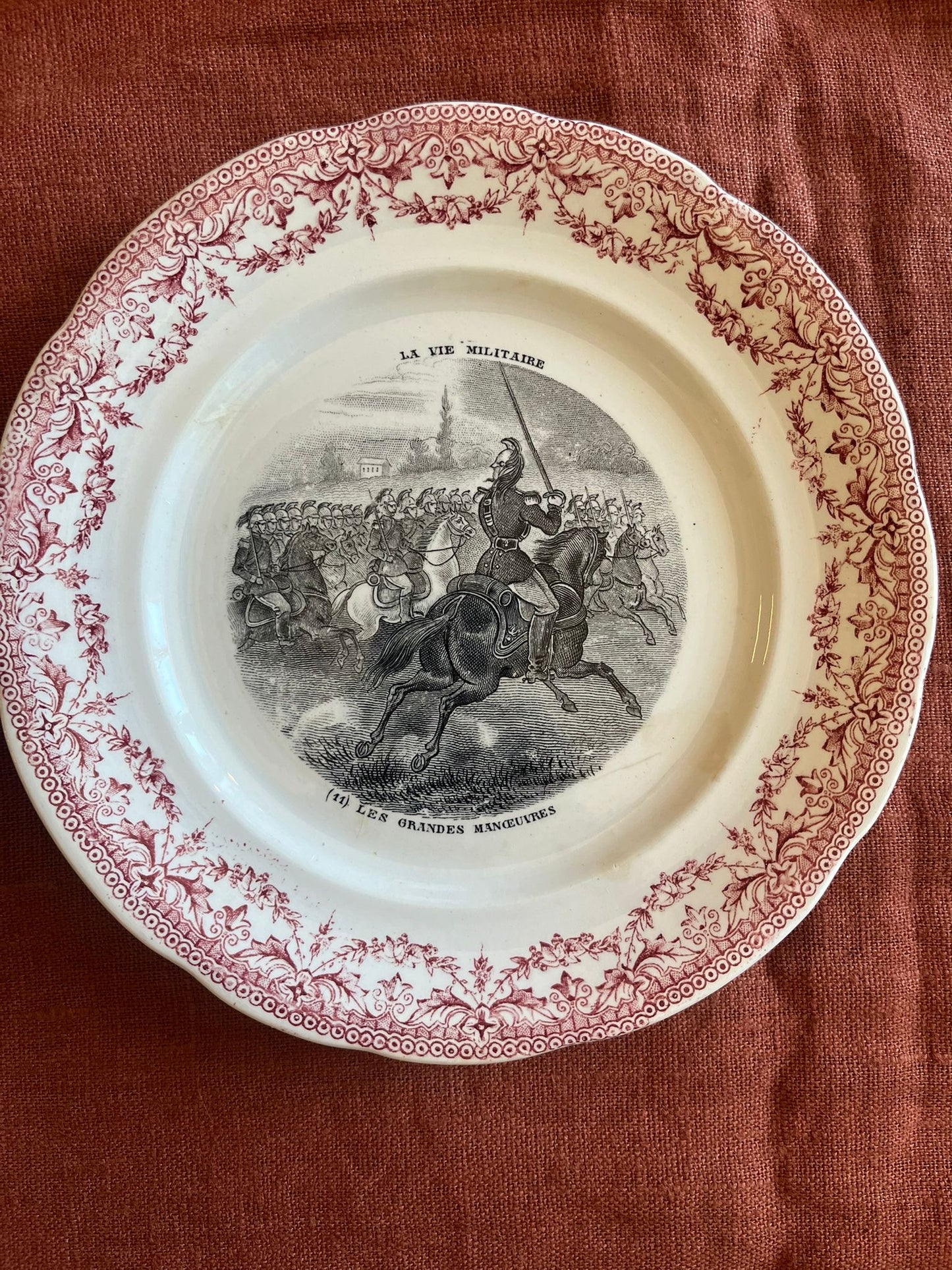 Paire d’assiettes anciennes terre de fer Sarreguemines La Vie Militaire
