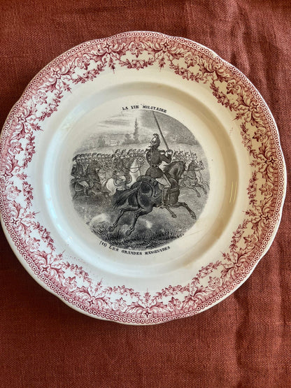 Paire d’assiettes anciennes terre de fer Sarreguemines La Vie Militaire