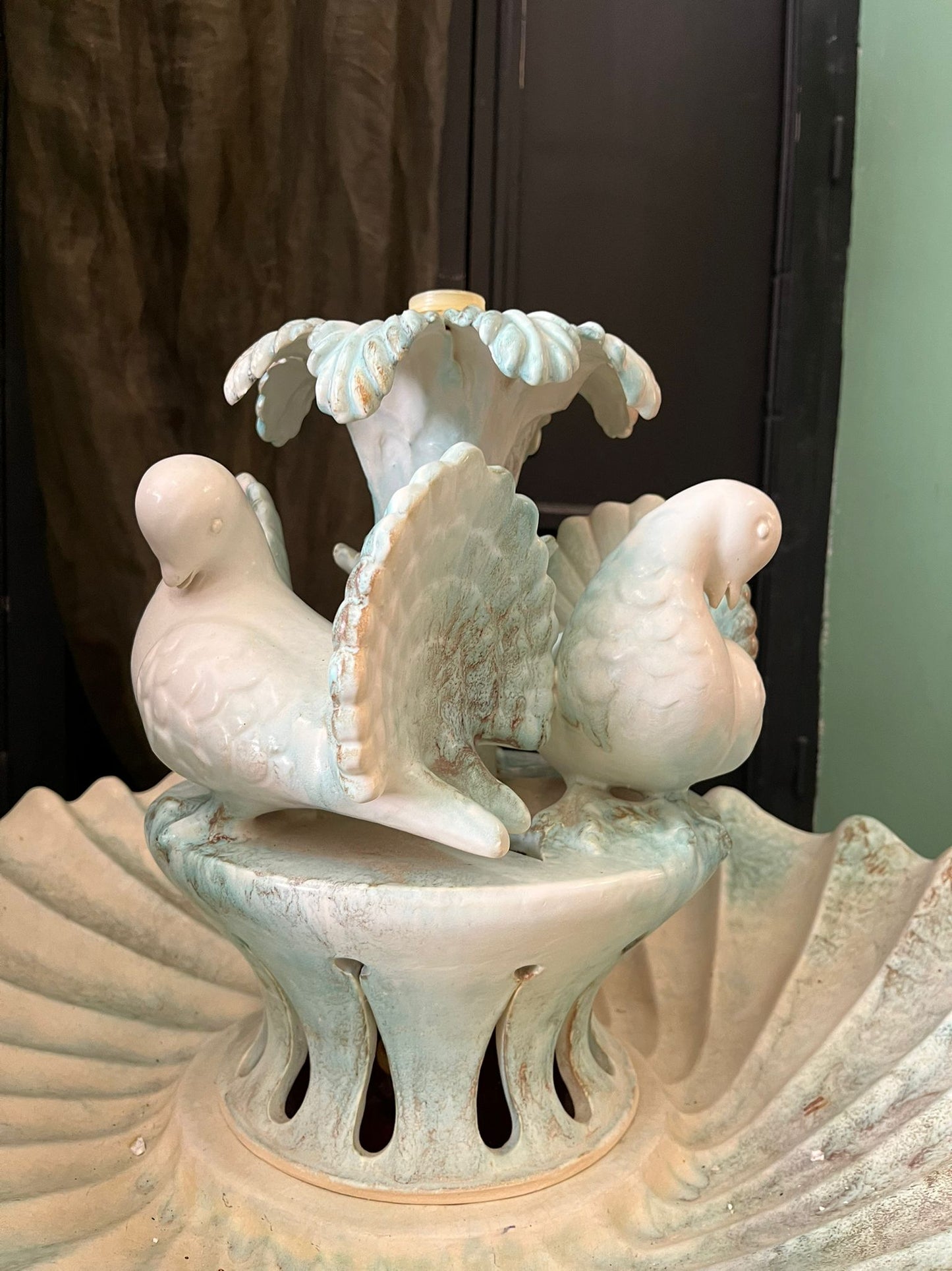 Fontaine décorative à colombes en céramique émaillée style coquillage