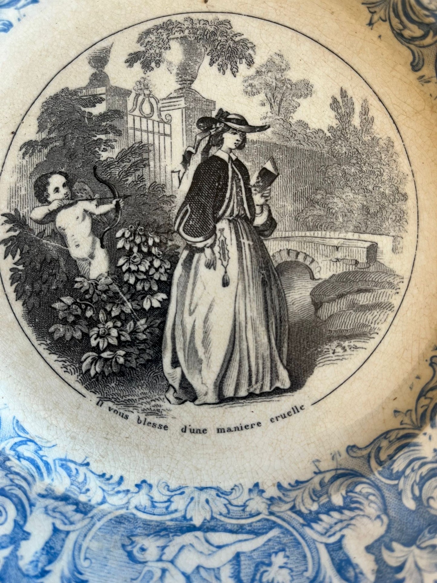 Paire d’assiettes anciennes terre de fer décor romantique XIXe