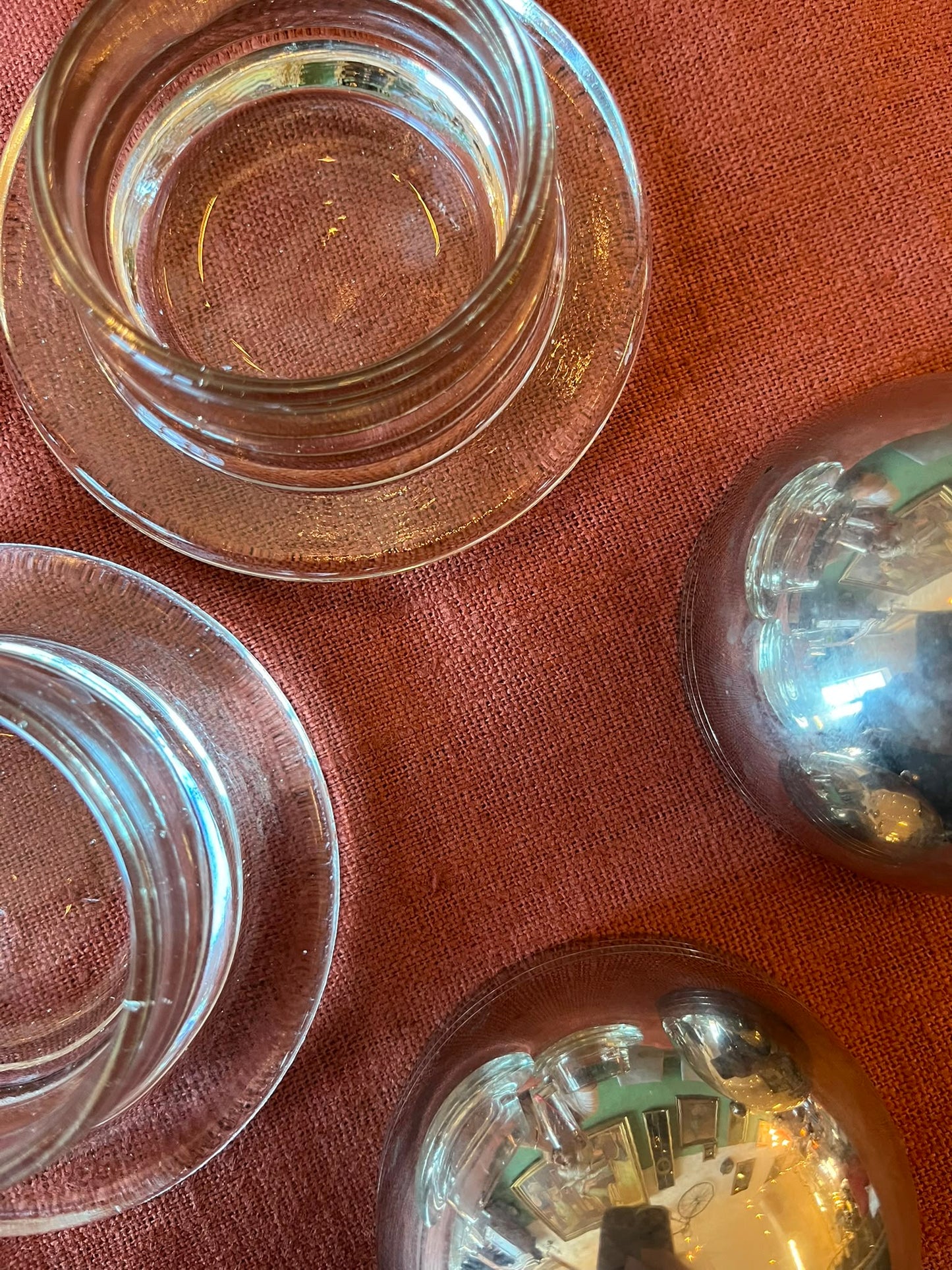 Paire de beurriers individuels Art déco en verre et métal chromé