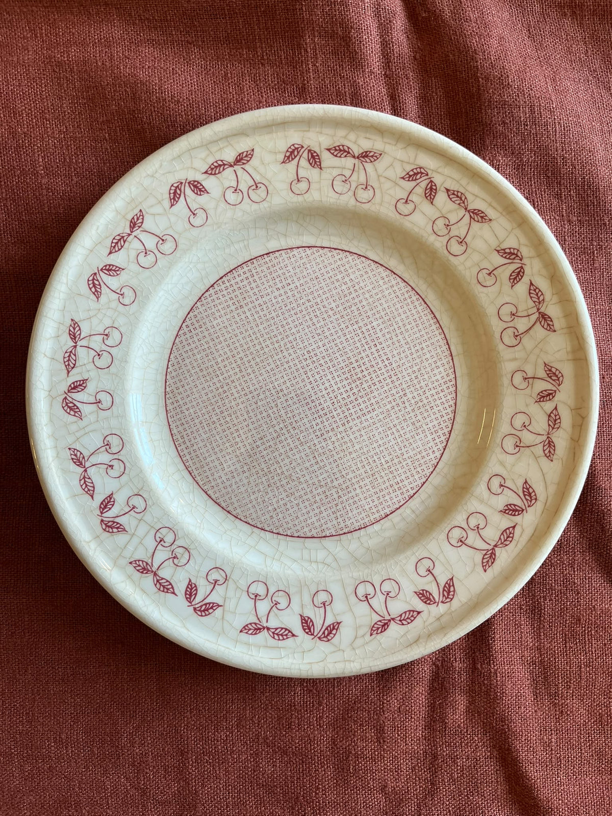 paire assiettes anciennes terre de fer décor cerises rouges 19,5 cm