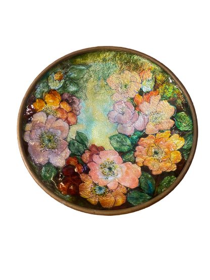 Coupe décorative ronde en verre à décor floral irisé – XXe siècle