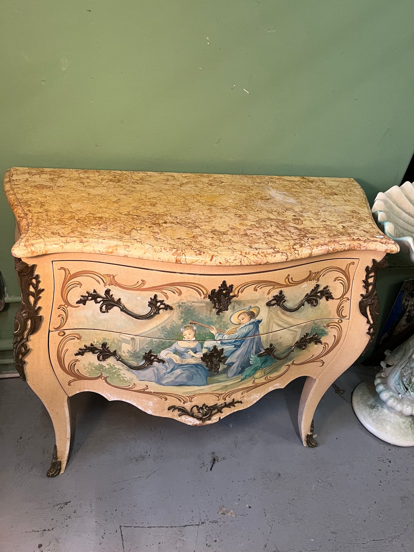 Commode galbée style Louis XV peinte scène romantique, plateau marbre