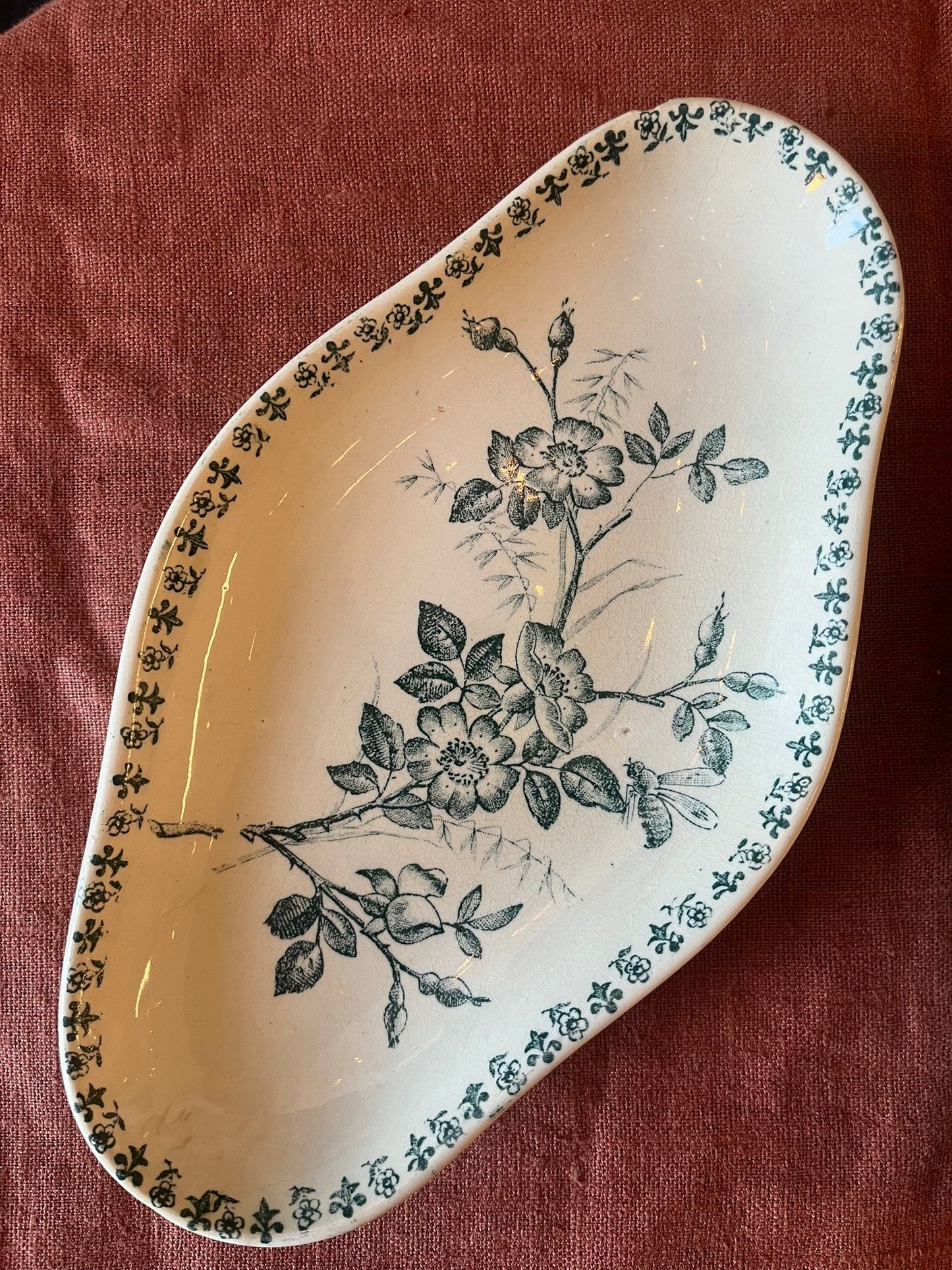 Lot de 2 raviers anciens Terre de Fer Cluny modèle Trèfles décor floral