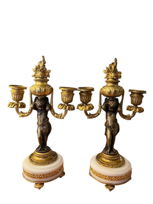 Paire de candélabres aux putti en bronze doré et patiné – UNIS FRANCE