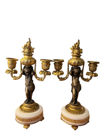 Paire de candélabres aux putti en bronze doré et patiné – UNIS FRANCE
